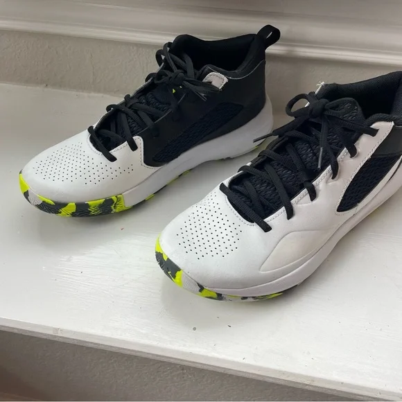 Under Armour basketball sneakers men’s 10.5 women’s 12 black with camo - Picture 3 of 10